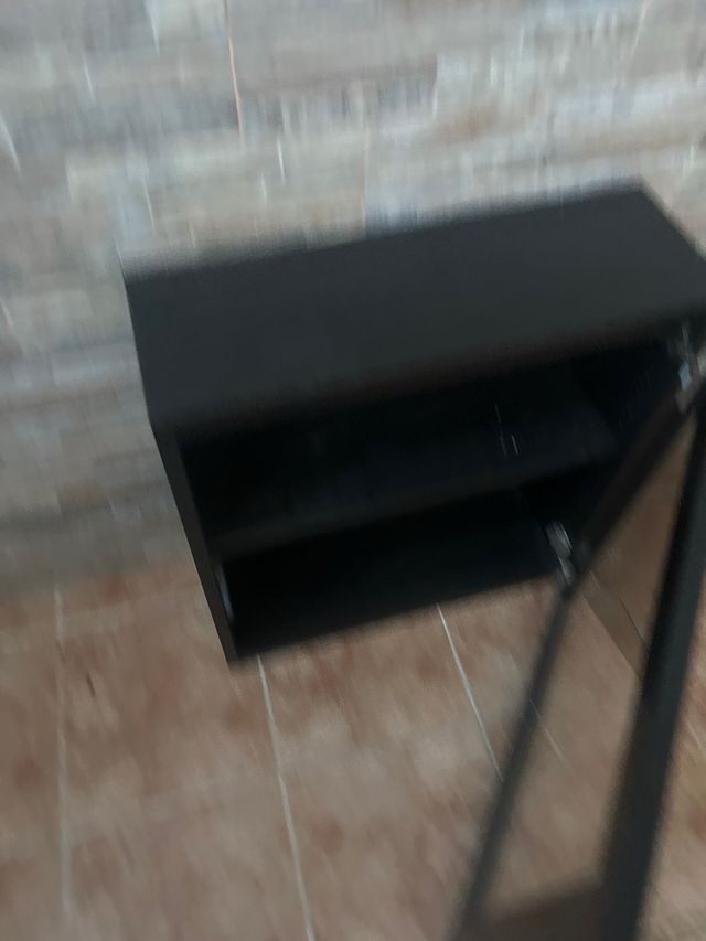 Estantería negra con cristal