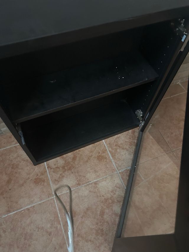 Estantería negra con cristal