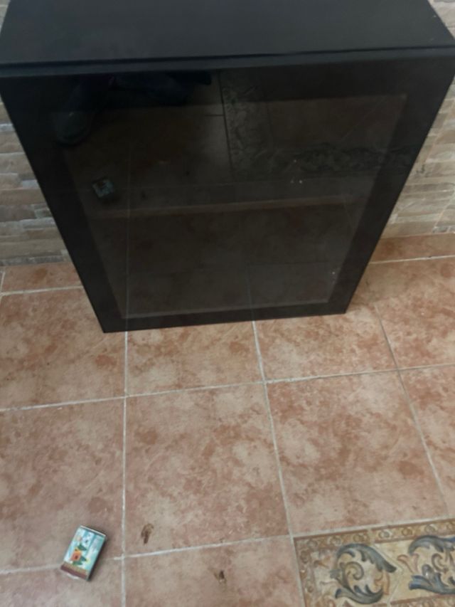 Estantería negra con cristal