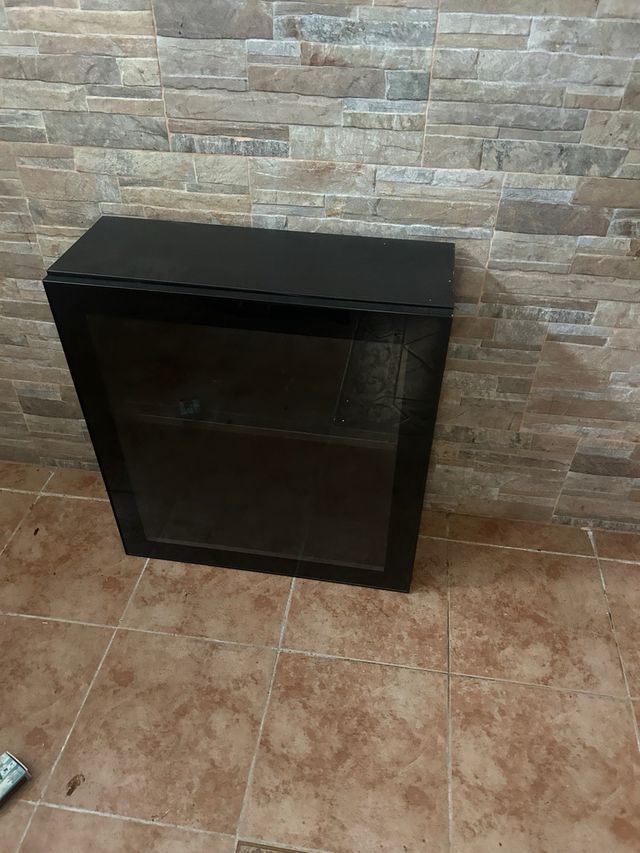 Estantería negra con cristal