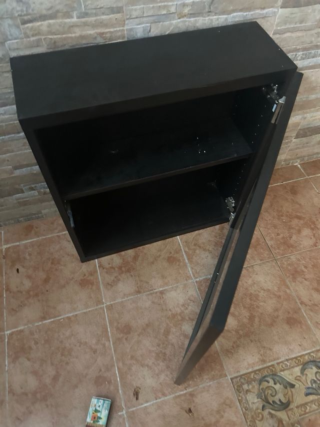 Estantería negra con cristal