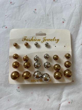 Pendientes dorados y plateados