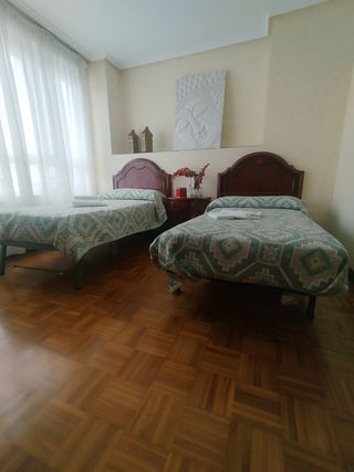 Dormitorio 2 camitas,mesita cómoda,espejo y sillas