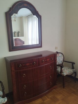 Dormitorio 2 camitas,mesita cómoda,espejo y sillas