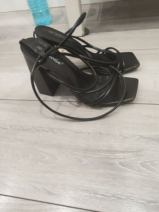 Tacones negros y rojos