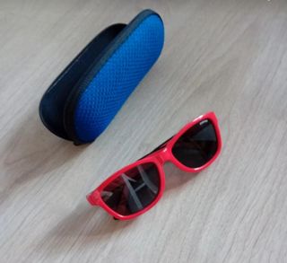 Gafas sol niño rojas y su funda.