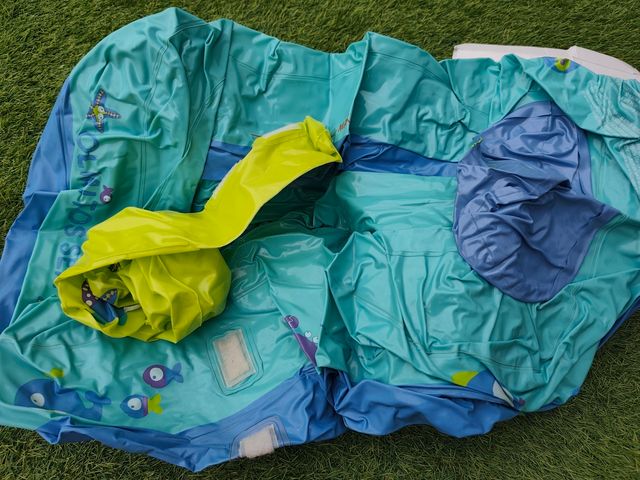 Bañera hinchable Olmitos con arco de juguetes