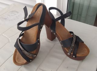 Sandalias plataforma negras y marrones