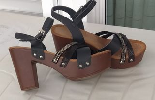 Sandalias plataforma negras y marrones