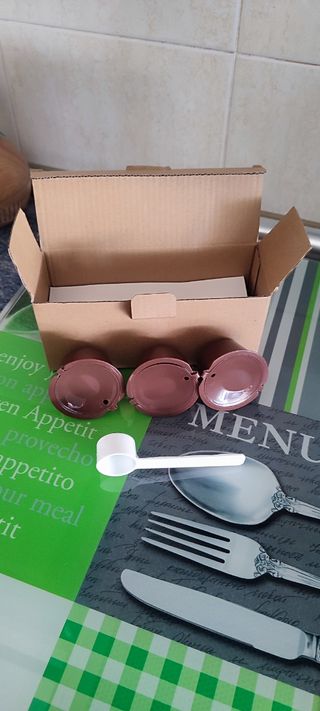 Cafetera portátil y 6 cápsulas recargables de café