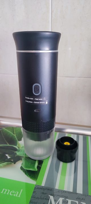 Cafetera portátil y 6 cápsulas recargables de café