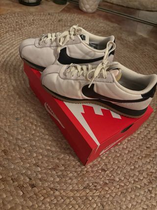 Zapatillas Nike Cortez - Blancas y Negras