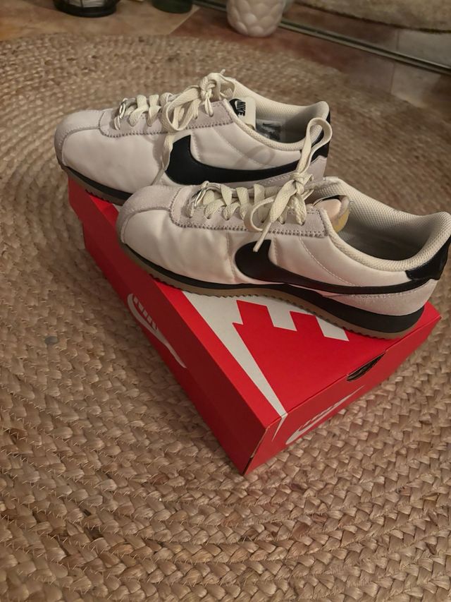 Zapatillas Nike Cortez - Blancas y Negras
