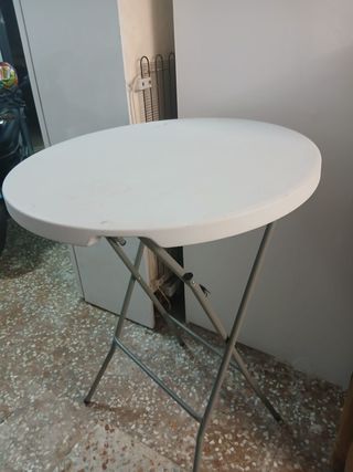  5 Mesas redondas altas con 3 eventos.