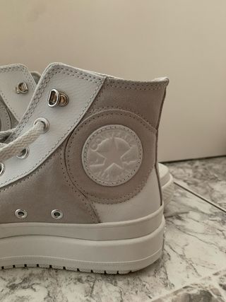 Converse altas grises y blancas