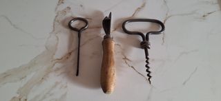 Apribottiglie, apriscatole e cavatappi antichi