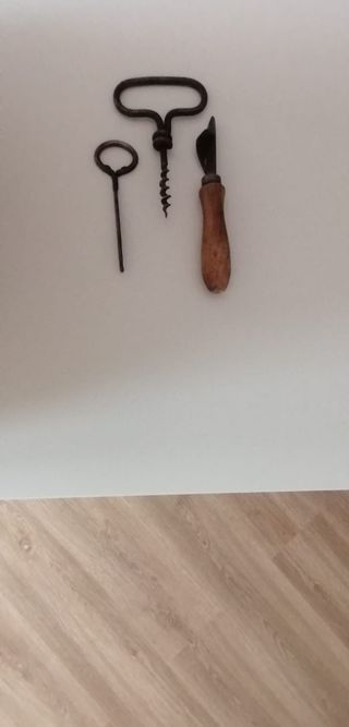 Apribottiglie, apriscatole e cavatappi antichi