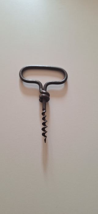 Apribottiglie, apriscatole e cavatappi antichi