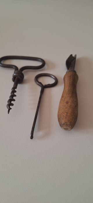 Apribottiglie, apriscatole e cavatappi antichi