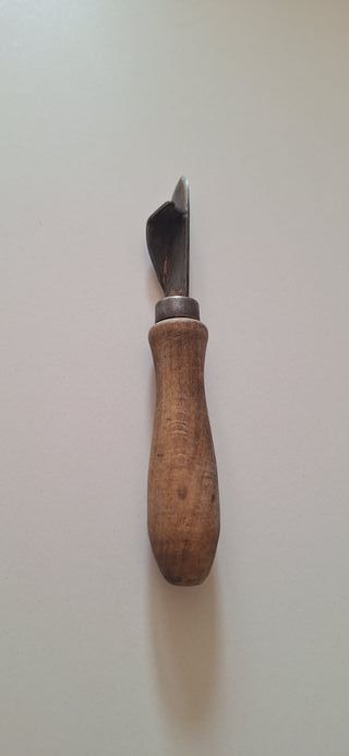 Apribottiglie, apriscatole e cavatappi antichi