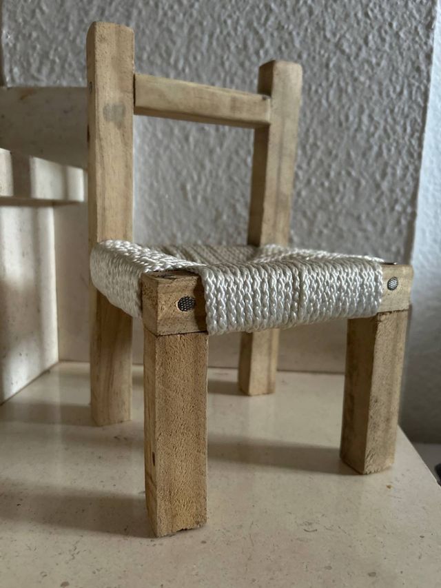 Silla miniatura artesanal de madera