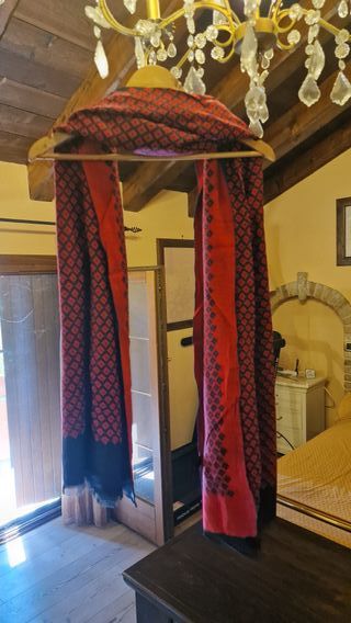 Sciarpa rossa e nera