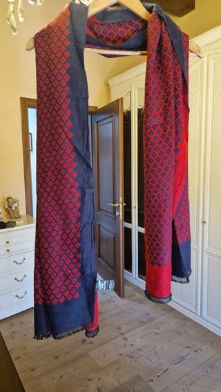 Sciarpa rossa e nera