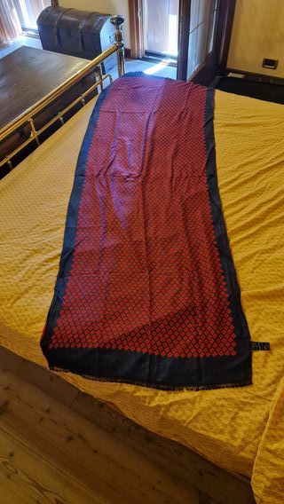 Sciarpa rossa e nera