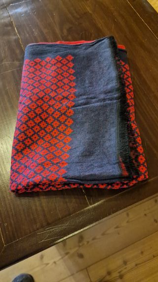 Sciarpa rossa e nera