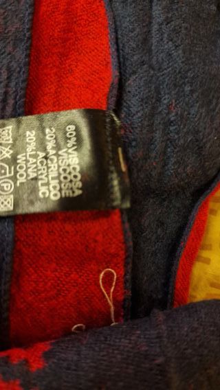 Sciarpa rossa e nera