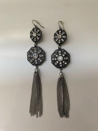 Pendientes largos plateados con brillantes