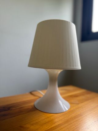 Lámpara IKEA blanca - Mesita de noche