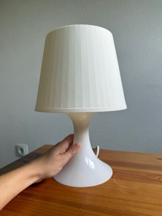 Lámpara IKEA blanca - Mesita de noche