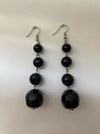 Pendientes largos negros