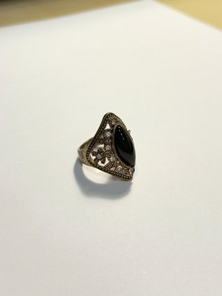 Anillo gótico dorado con piedra negra