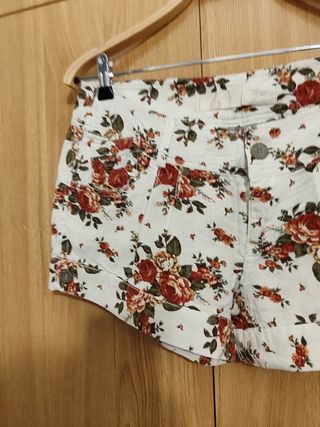 Shorts Stradivarius florales