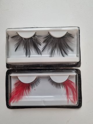 Regalo Pestañas postizas de plumas negras y rojas.