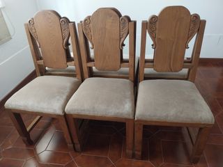 Sillas rústicas de castaño.