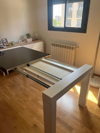 Mesa madera maciza blanca y metacrilato extensible