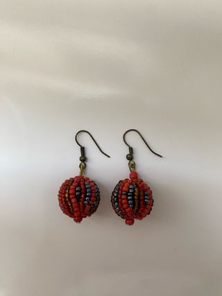 Pendientes bolas rojas y grises