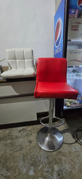 Sgabello alto girevole
