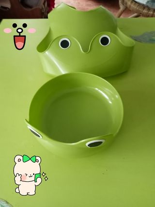 Menaje bebé: babero y 2 biberones