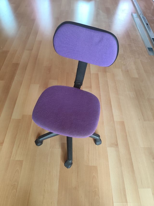 Silla giratoria morada infantil