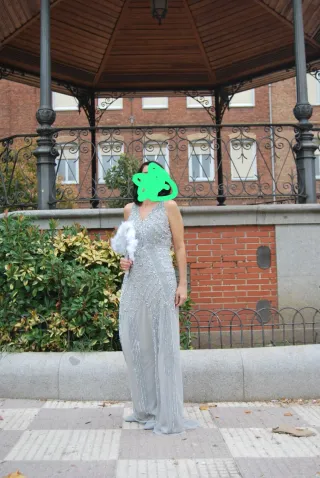 Vestido fiesta gris plata con lentejuelas