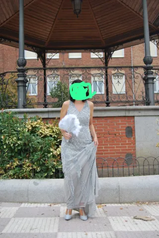 Vestido fiesta gris plata con lentejuelas