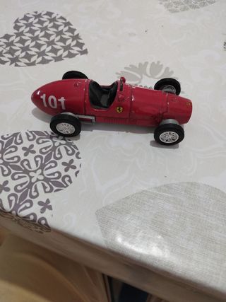 Coche Ferrari F2 escala 1:43