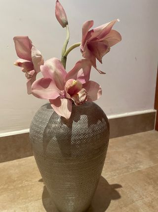 Jarrón cerámico plateado con orquídeas
