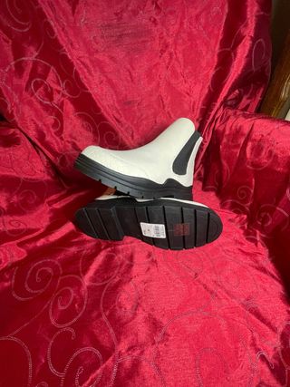 Botines blancos y negros