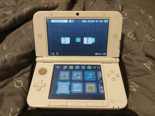 Nintendo 3DS XL blanca, fundas, juegos y cargador