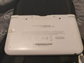 Nintendo 3DS XL blanca, fundas, juegos y cargador